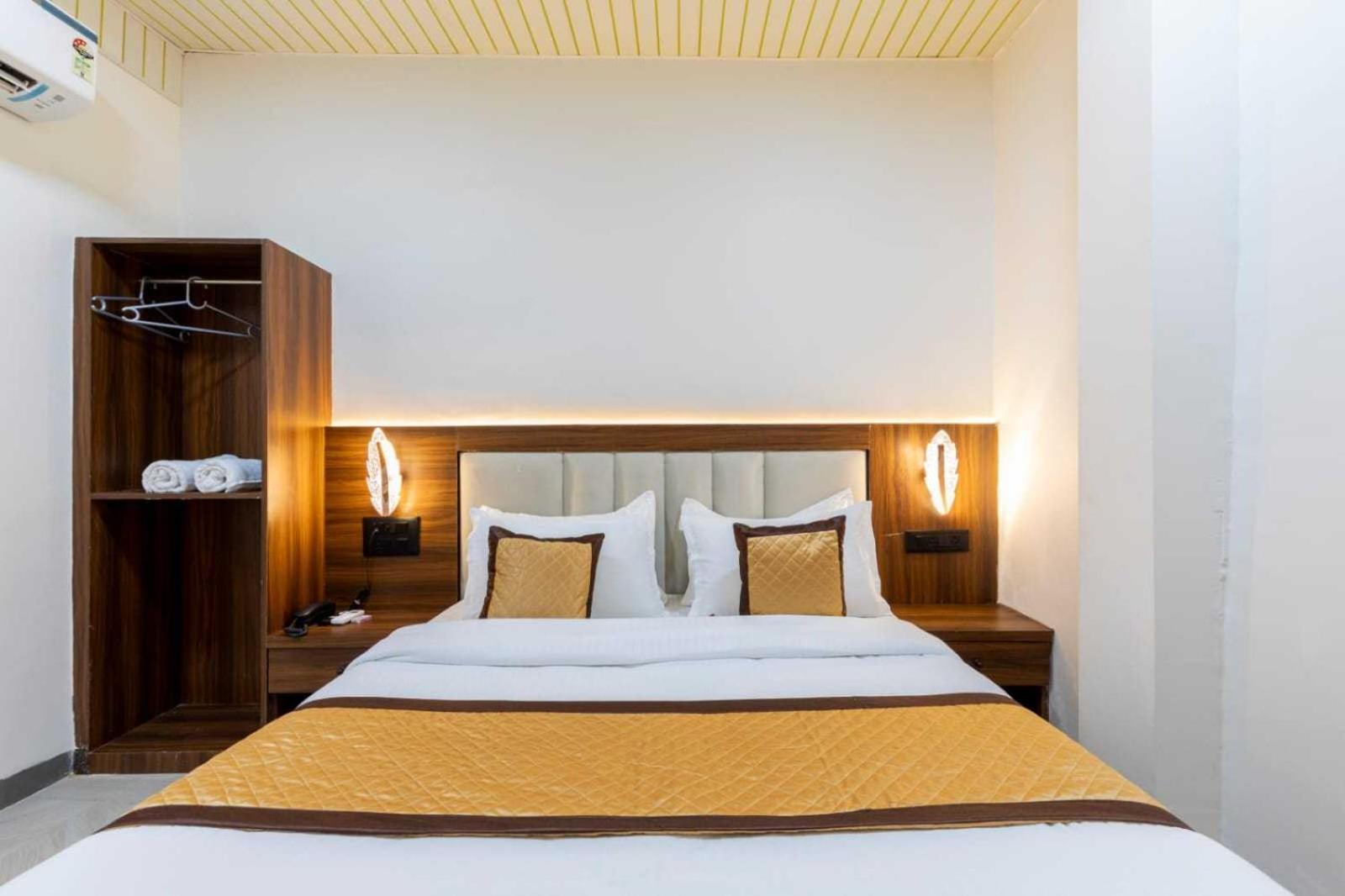 Hotel Ananta Near Andheri Station 3*